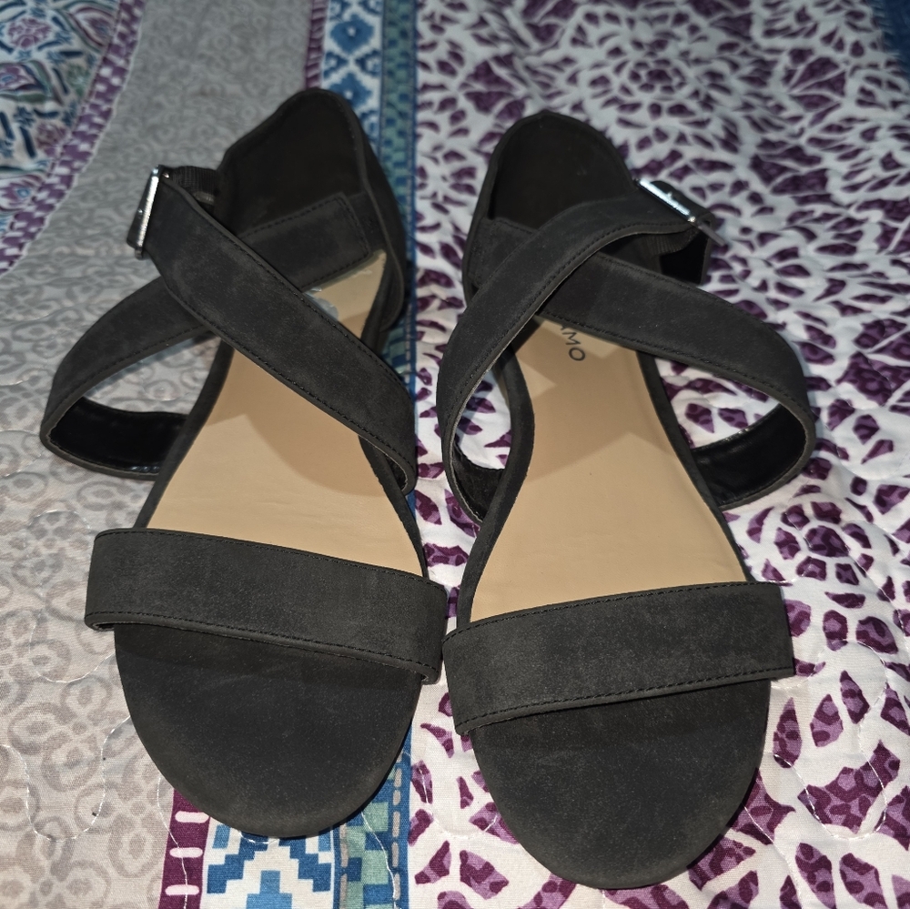 Andiamo Black Sandals with criss cross straps